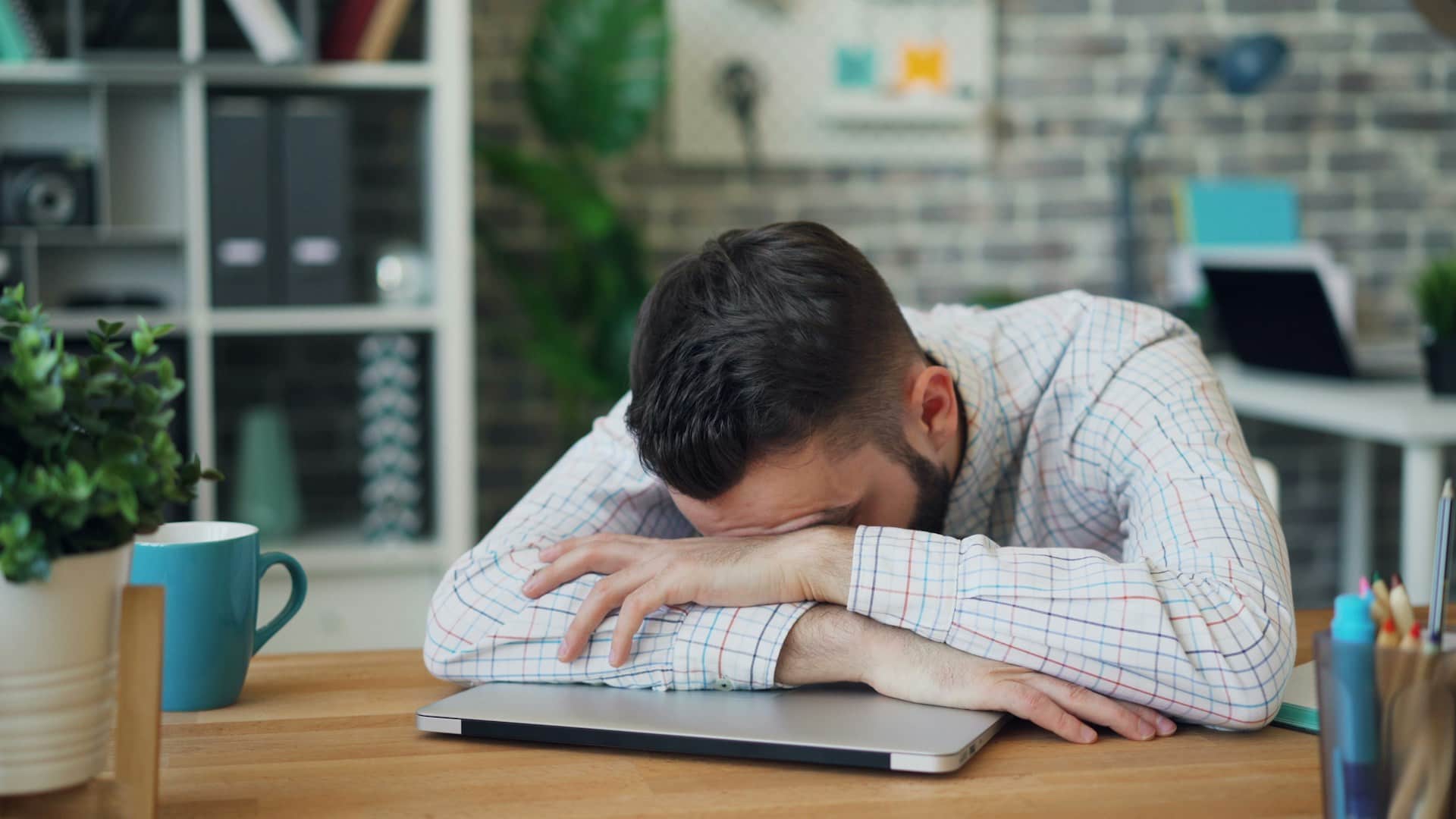 Overworking paradox - contrast between stressed employee working late versus confident employee leaving at 5pm